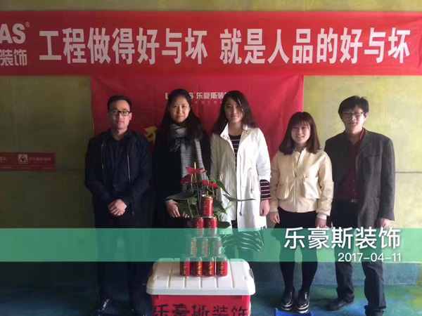 設(shè)計師李叢和客戶合影