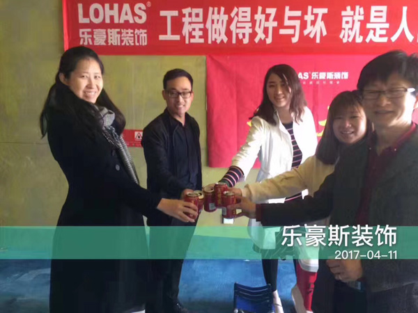 設(shè)計師李叢和客戶合影