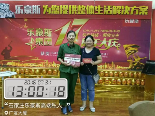 設(shè)計(jì)師錢海燕簽單留念