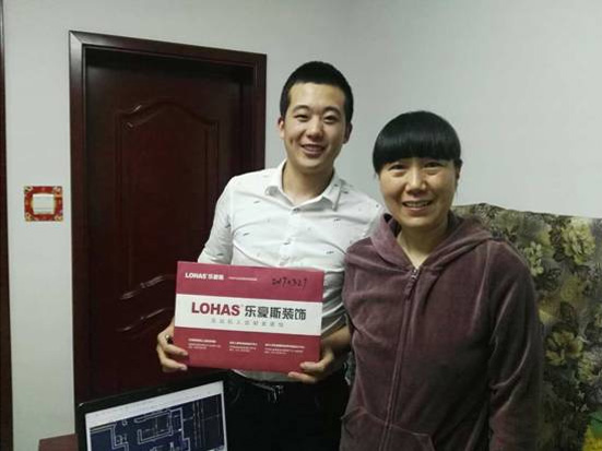 一印宿舍裝修業(yè)主與設(shè)計(jì)師合影留念